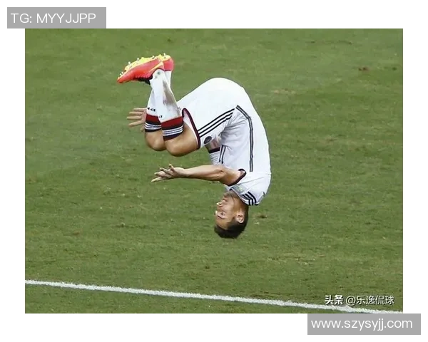 足球明星经典摇篮动作解析领略球场上的优雅与力量